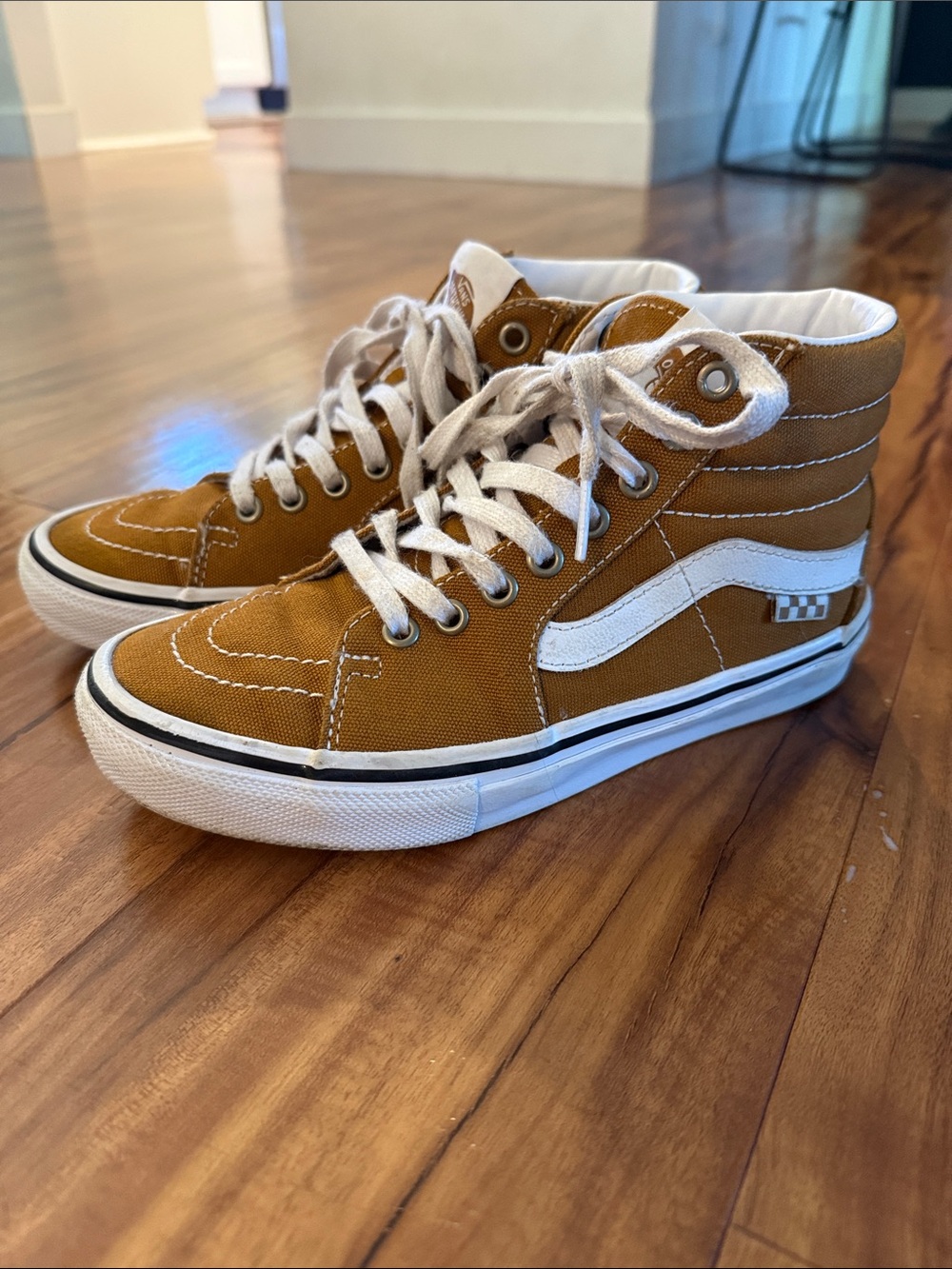 Vans Kids 4.5 High-Top Sneakers in tan Mustard great condition